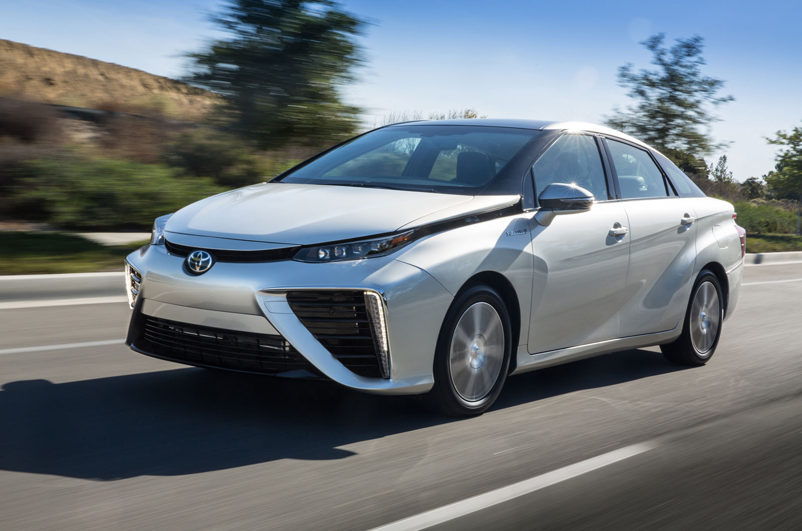 2015-toyota-mirai-review-autocar