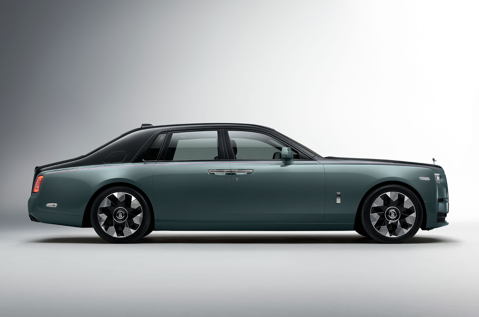 Cận cảnh xe RollsRoyce Ghost 2022 có nội thất Hermes kịch độc tại Việt  Nam