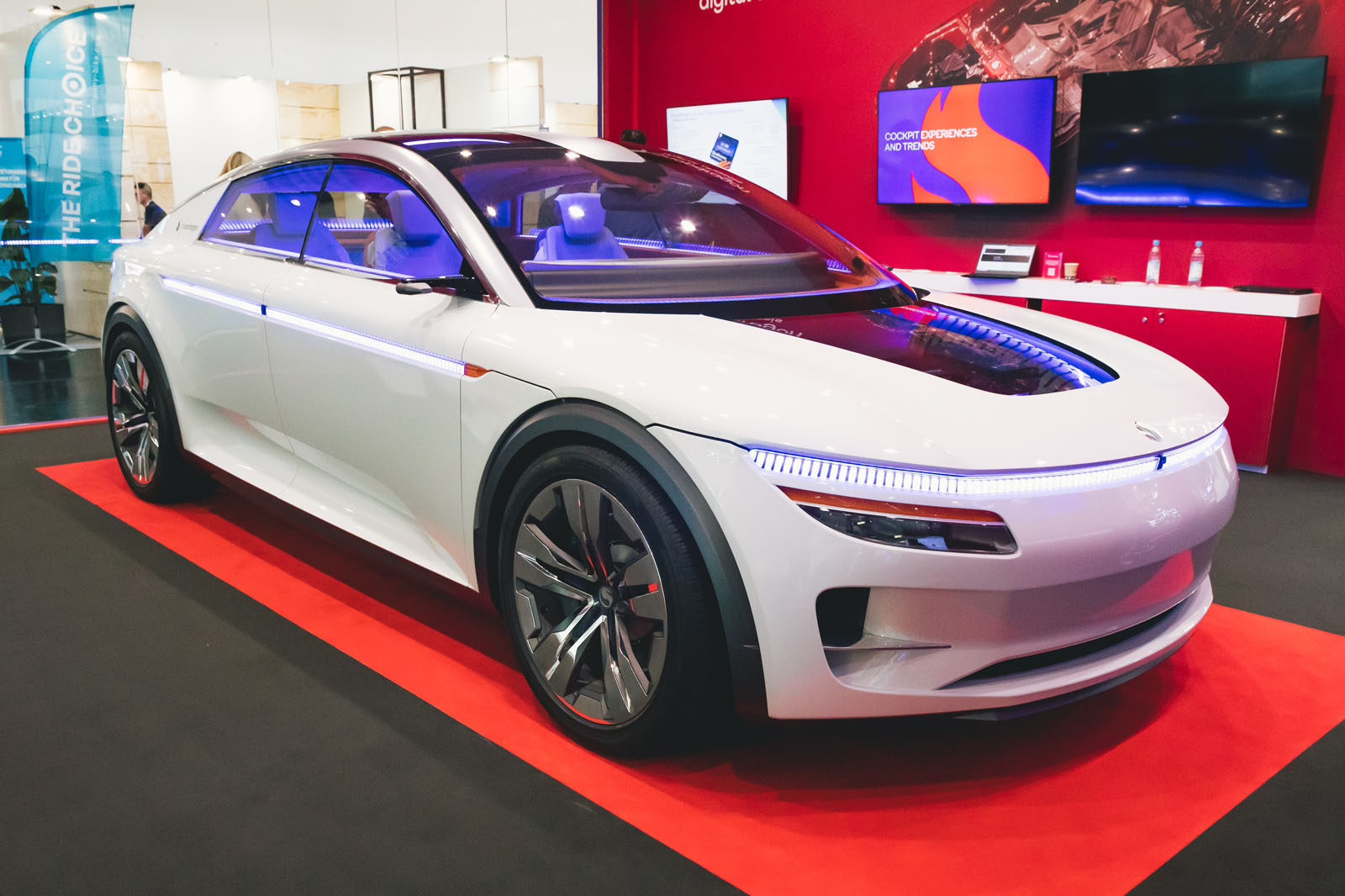 Radicaal Qualcomm-concept geeft een voorproefje van technologie voor BMW, JLR en Mercedes Radicaal Qualcomm-concept geeft een voorproefje van technologie voor BMW, JLR en Mercedes