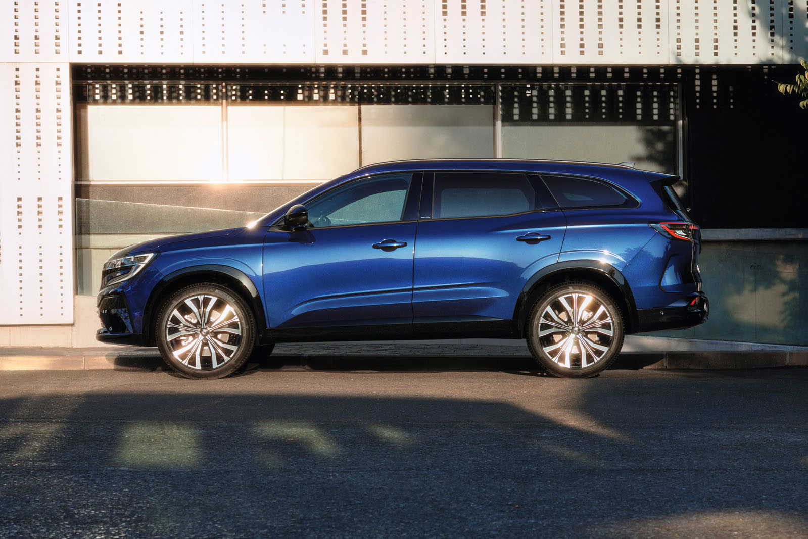 [Image: renault-espace-2023-side-static.jpg]