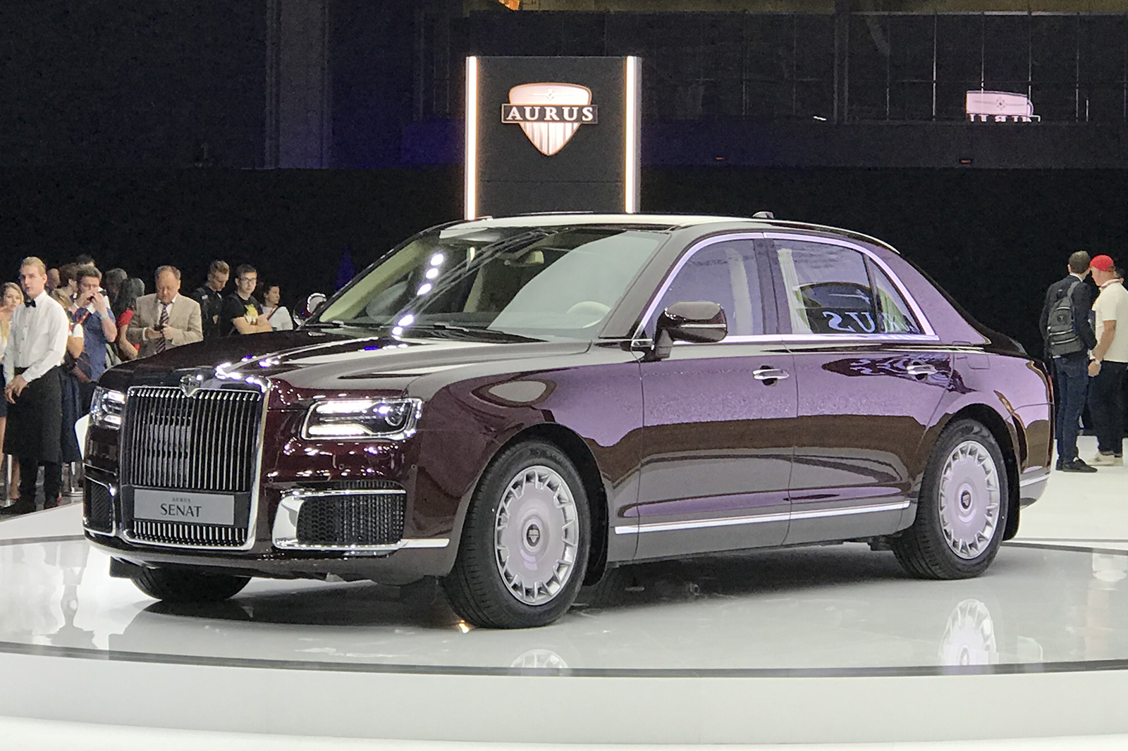 Photo Comparison :Rolls-Royce Phantom Vs Aurus Senat L700, Which