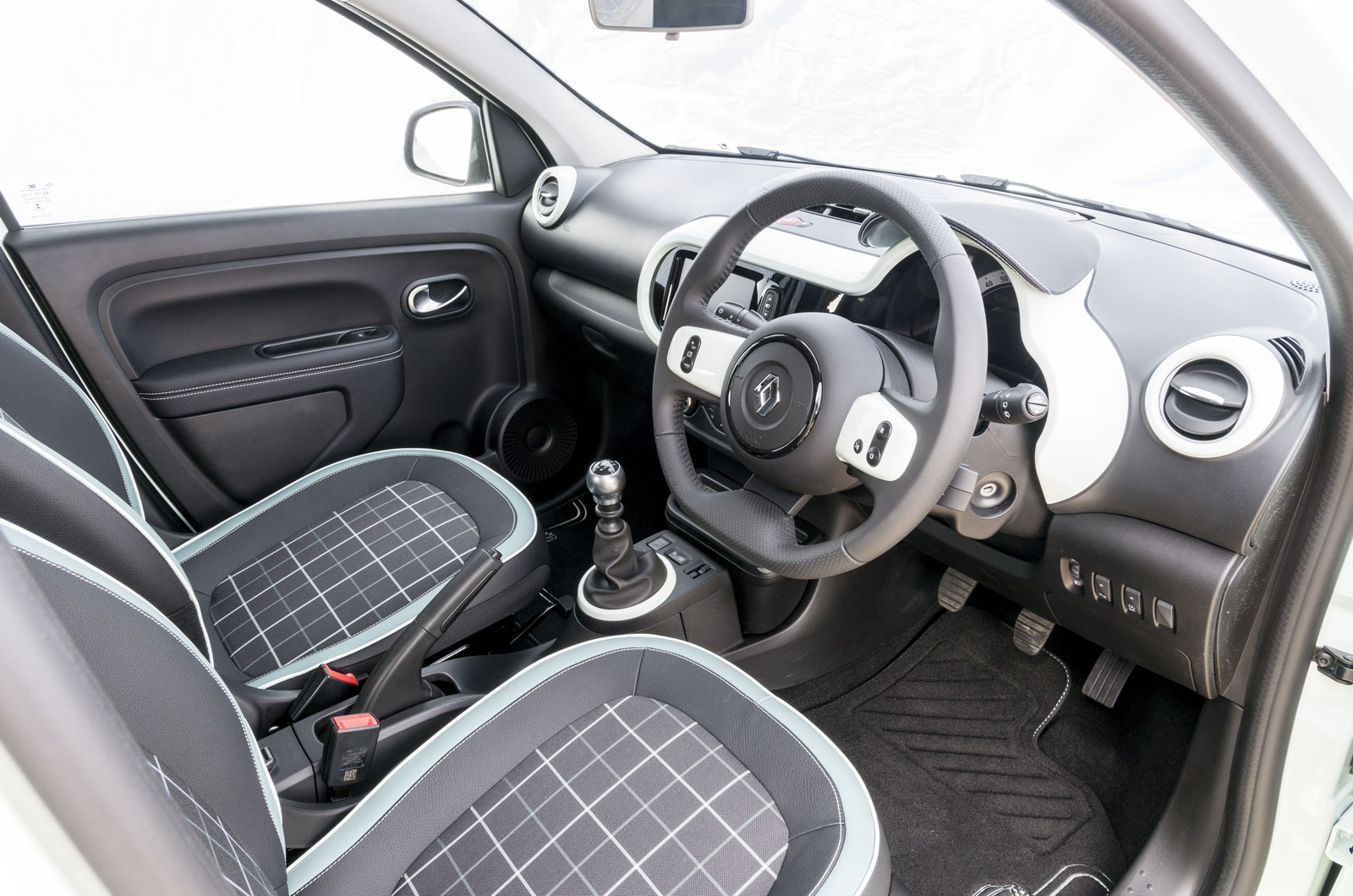 Twingo iconic special edition embargo 09h00 uk 010917 10