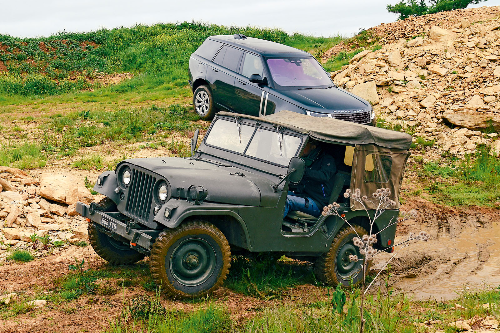 willys_jeep_vs_range_rover_parked.jpg