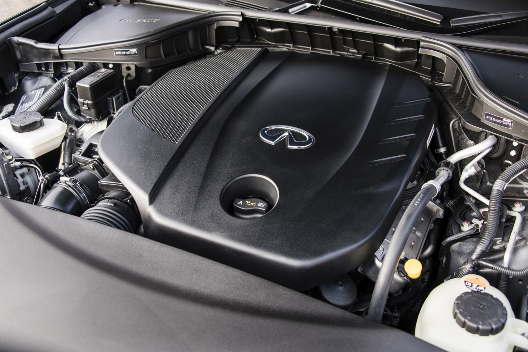 Infiniti Q70 engine bay