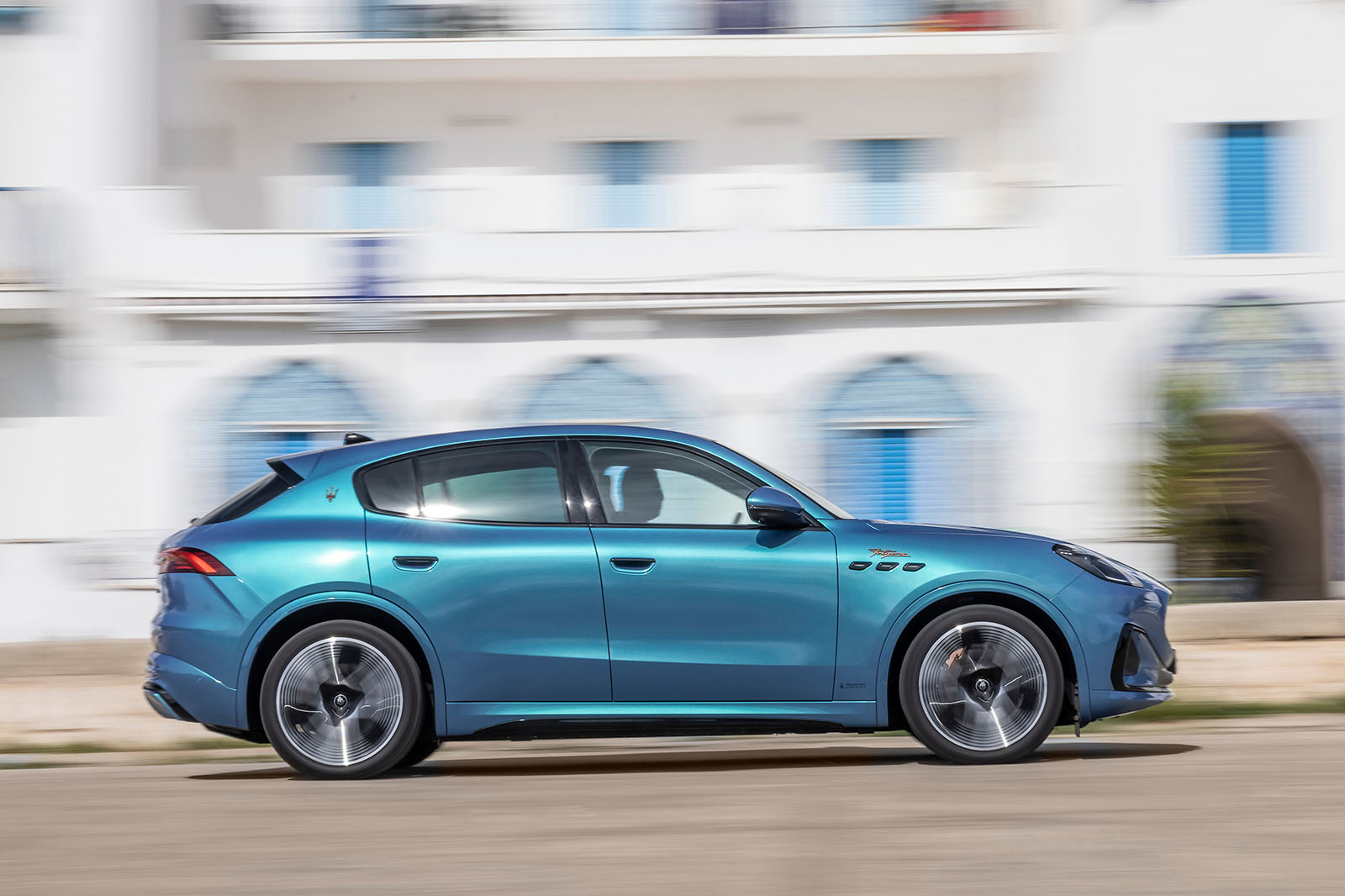 maserati grecale foglore review 2024 10 panning side maserati grecale foglore review 2024 10 panning side