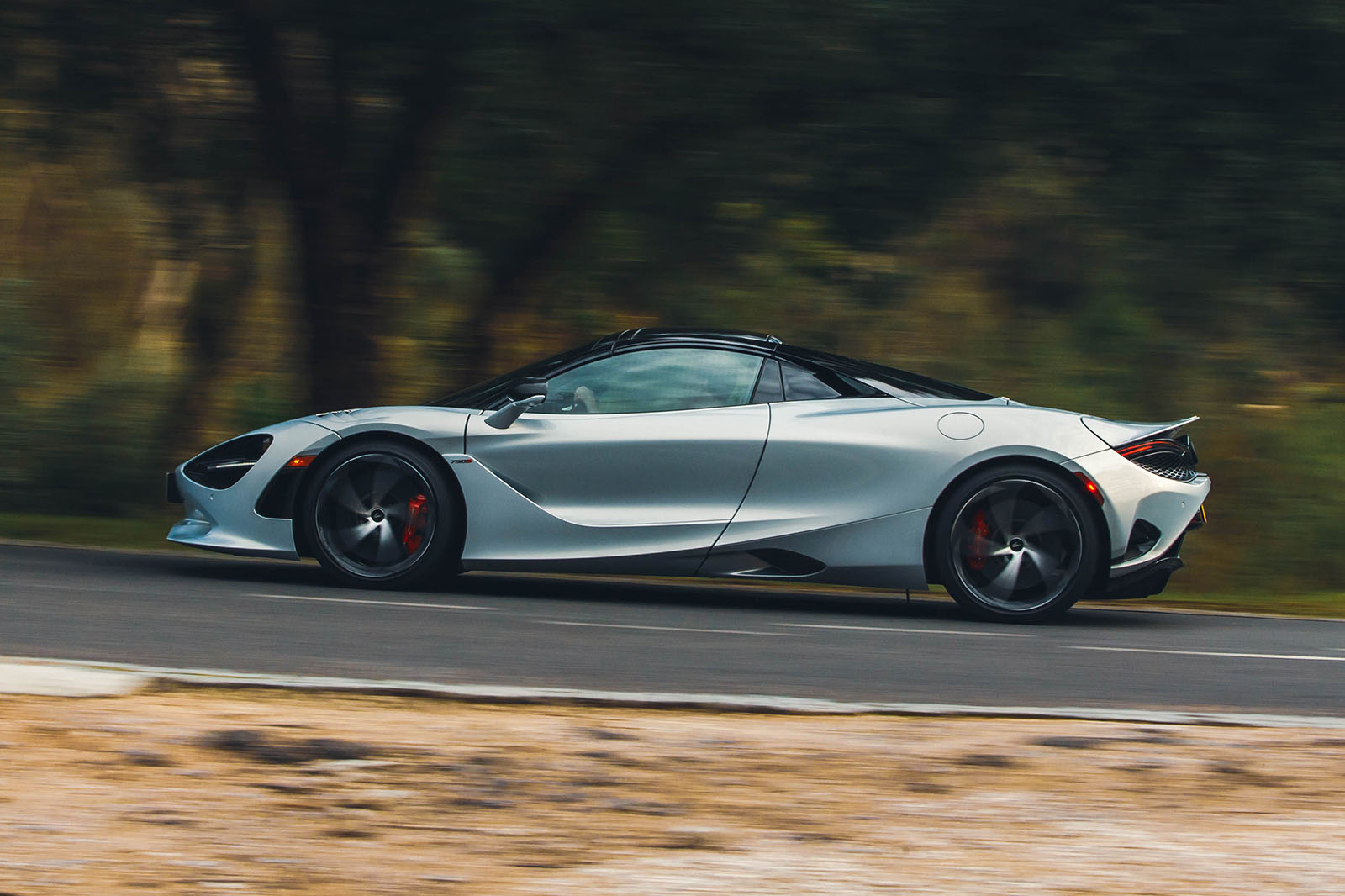 mclaren 750s review 2023 02 panning