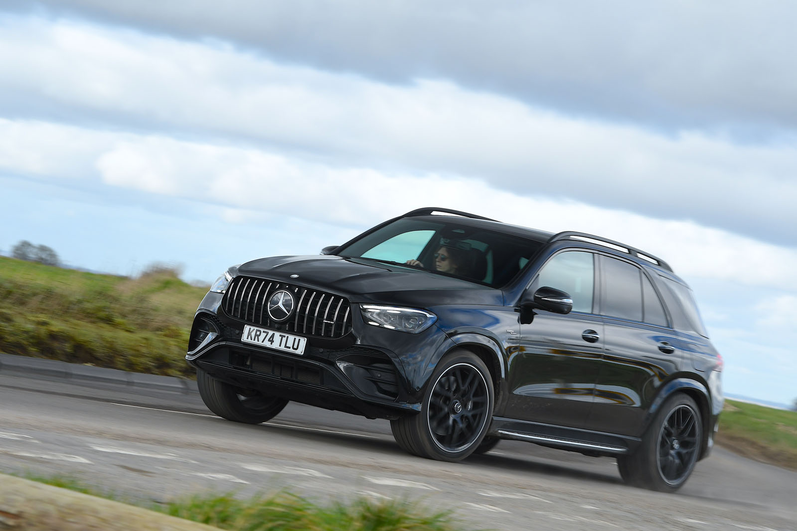 Merc GLE 53 AMG Turbo Hybrid 2025 Review angle avant flou 8215 Merc GLE 53 AMG Turbo Hybrid 2025 Examen de l'angle avant flou 8215