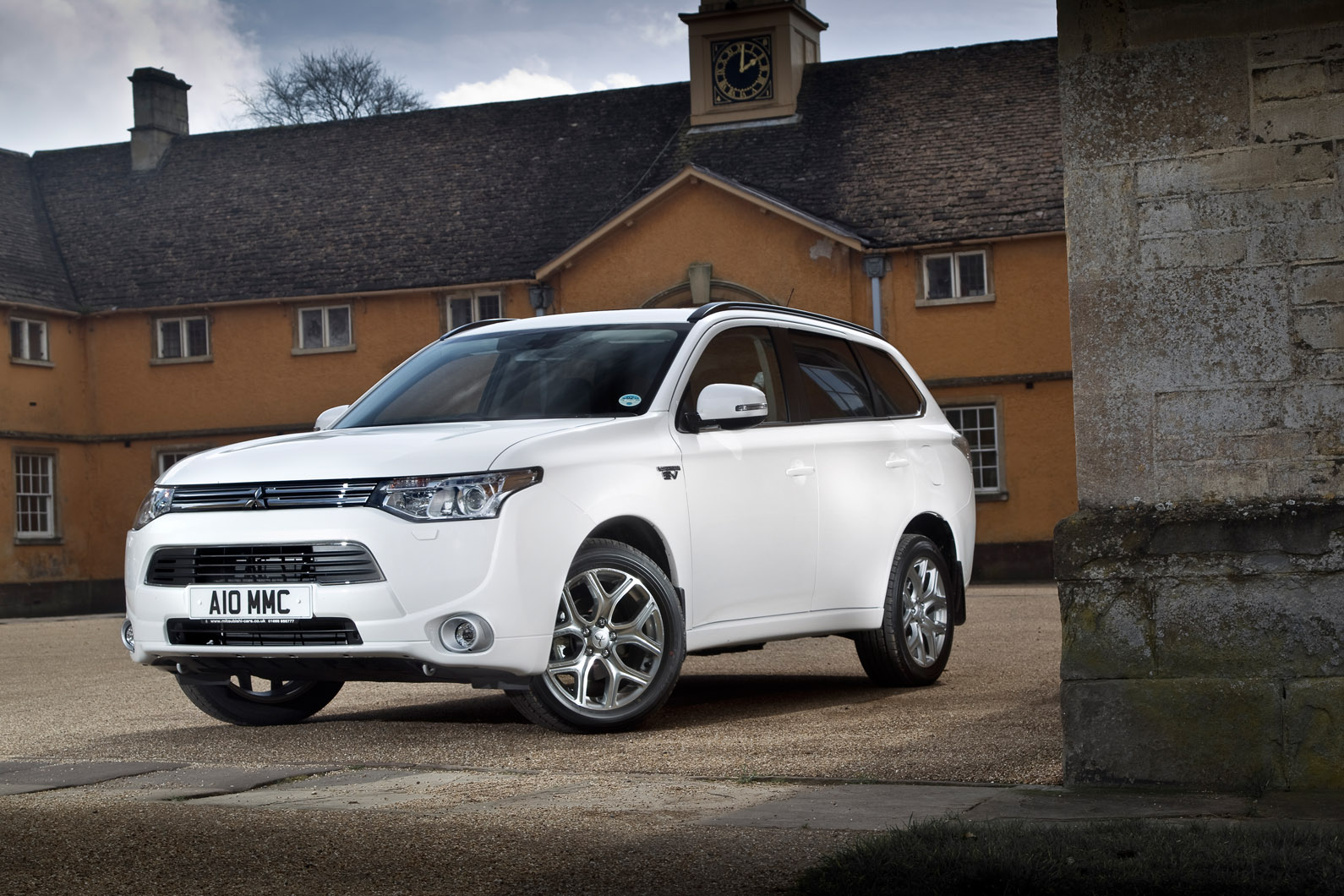 4 star Mitsubishi Outlander PHEV