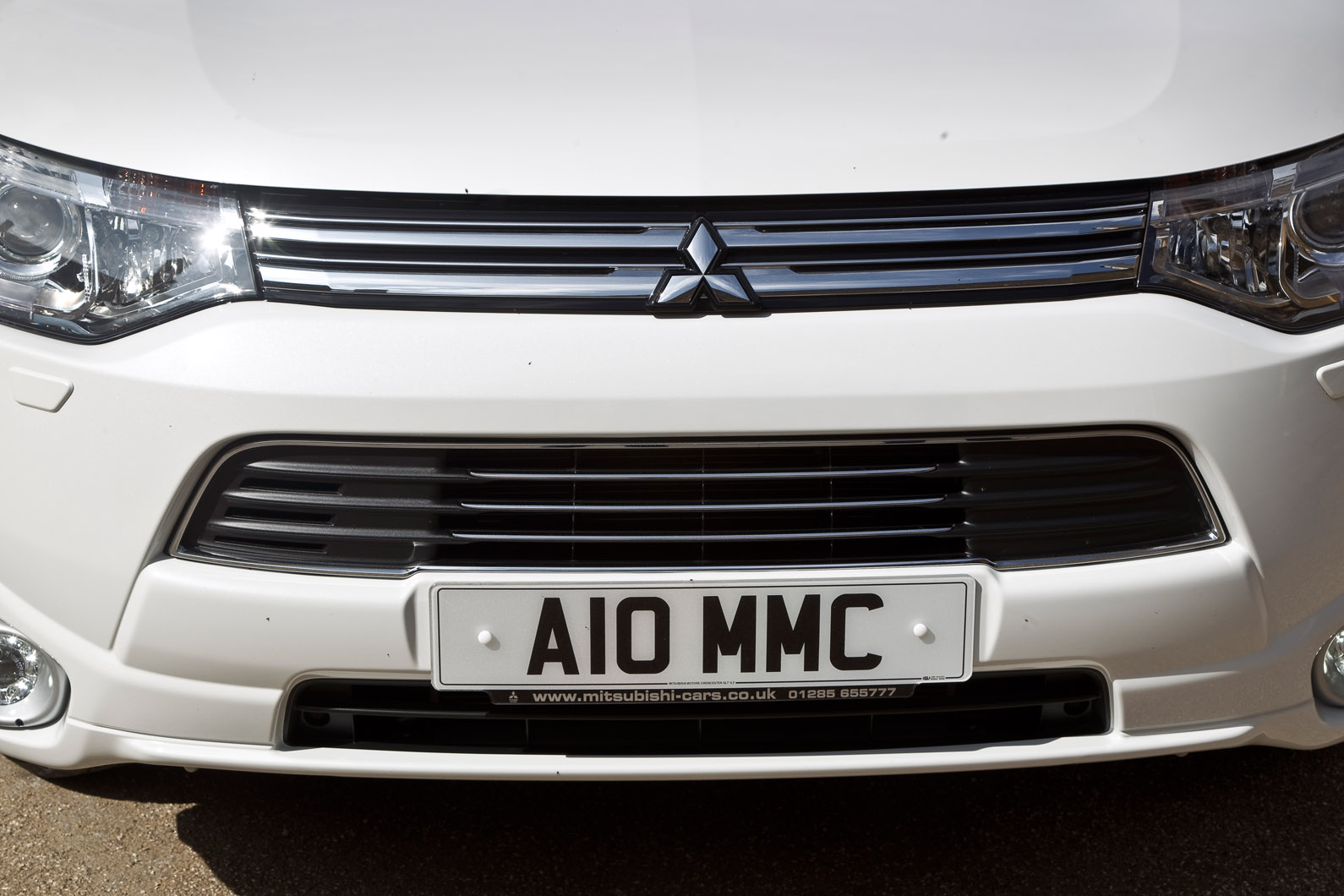 Mitsubishi Outlander PHEV front grille