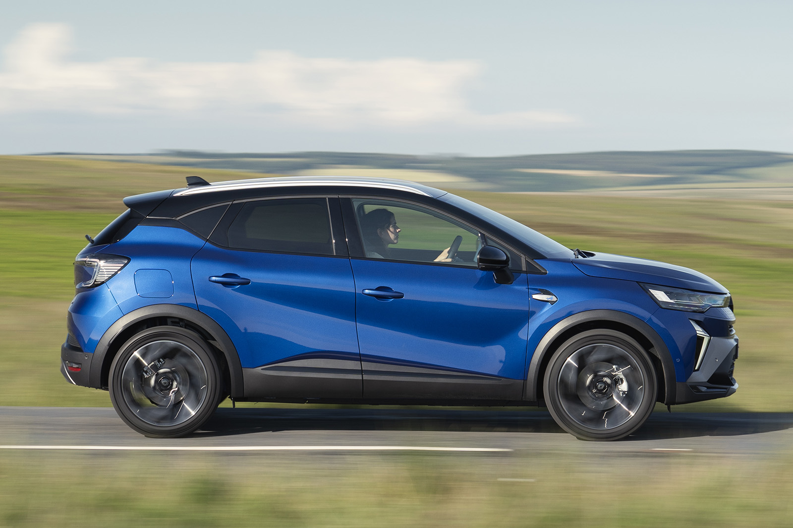 New Renault Captur side driving