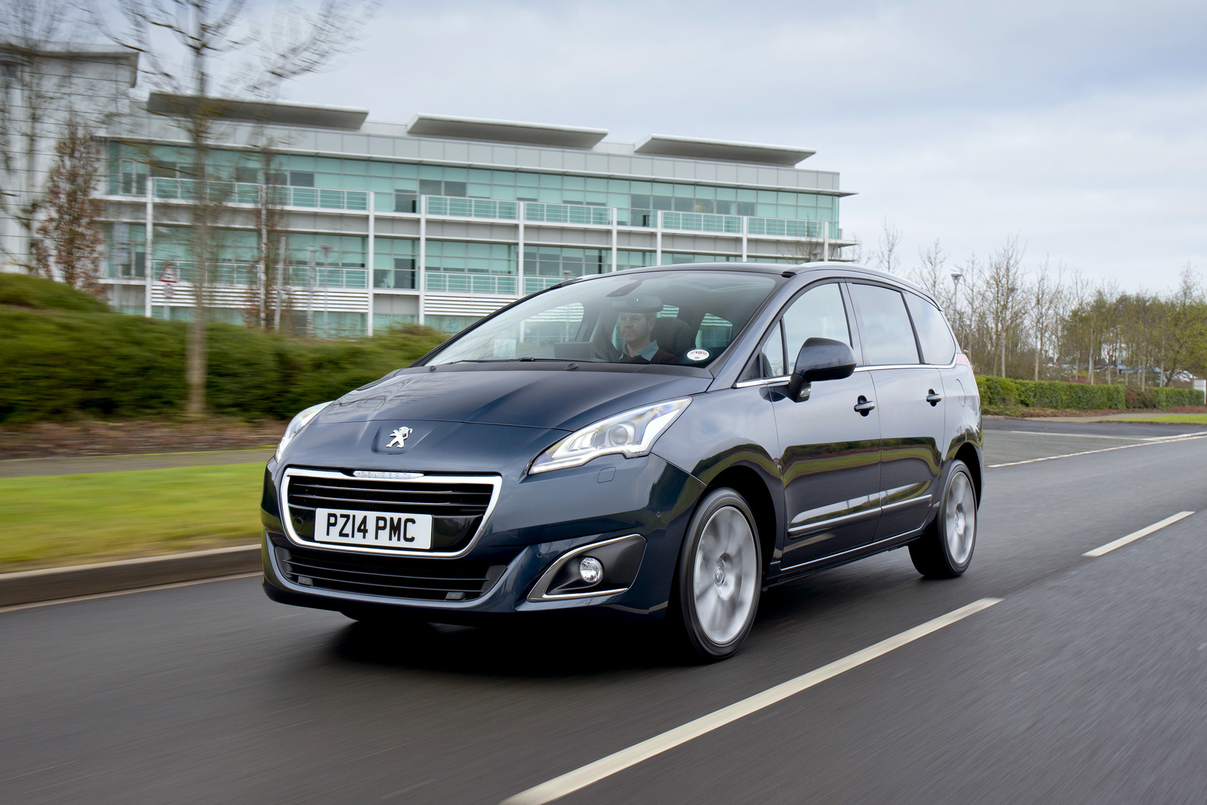 Peugeot 5008 front quarter