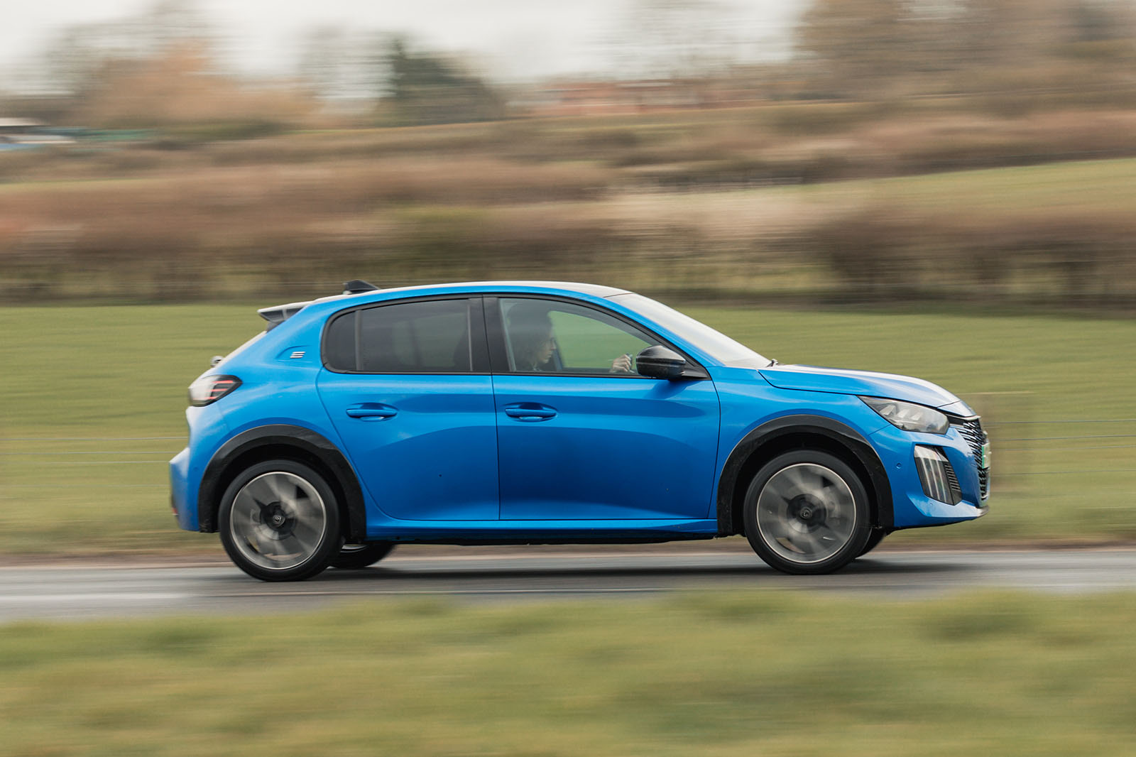 peugeot e 208 review 2024 14 panning side