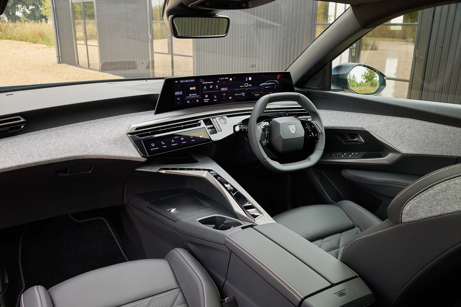 Tableau de bord intérieur de la Peugeot 5008 hybride Tableau de bord intérieur de la Peugeot 5008 hybride