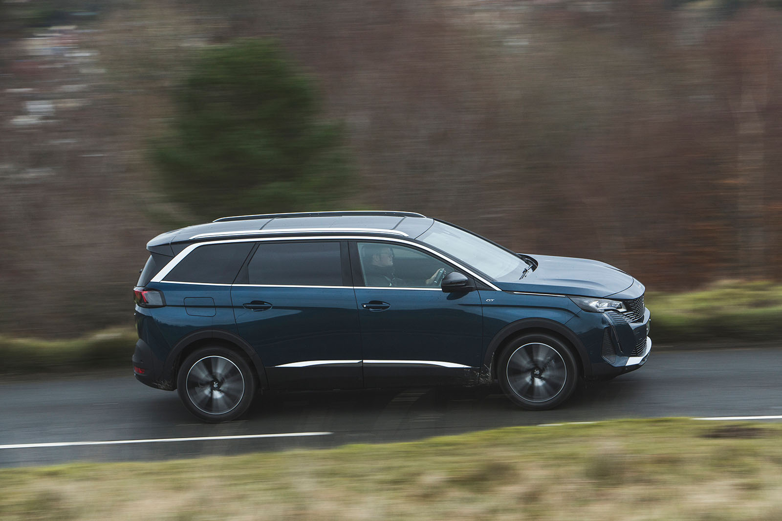 Peugeot 5008 Hybrid review 2024 02 side panning
