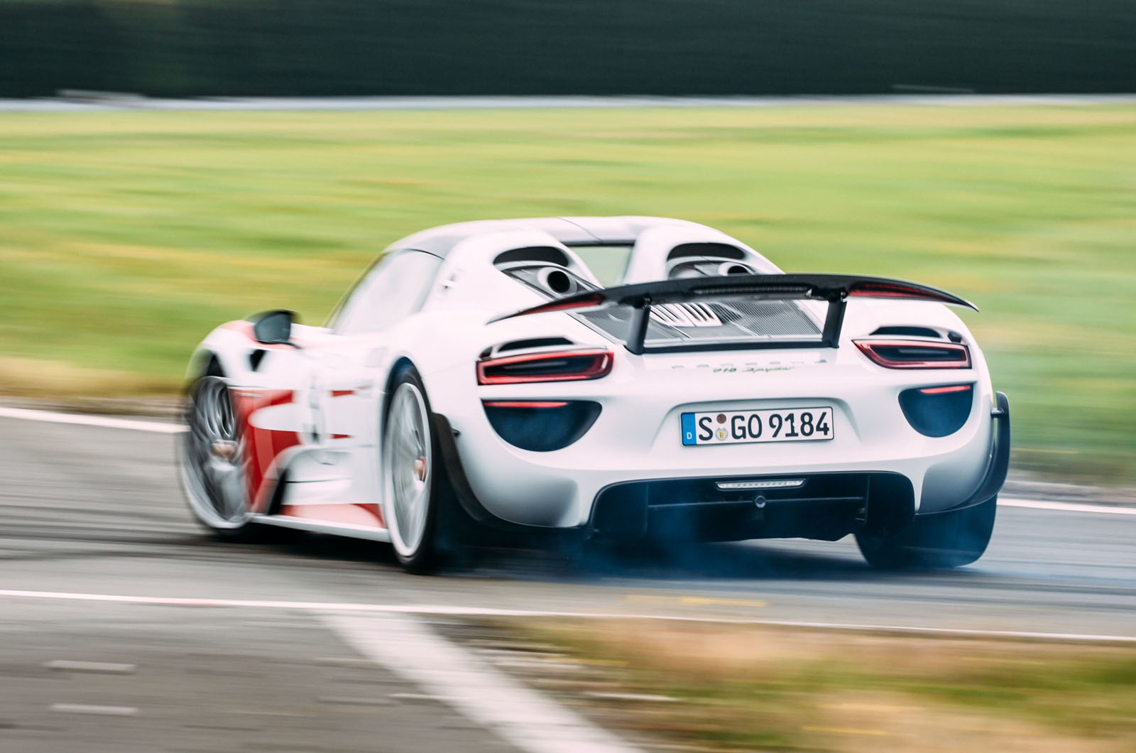 Porsche 918 Spyder rear cornering