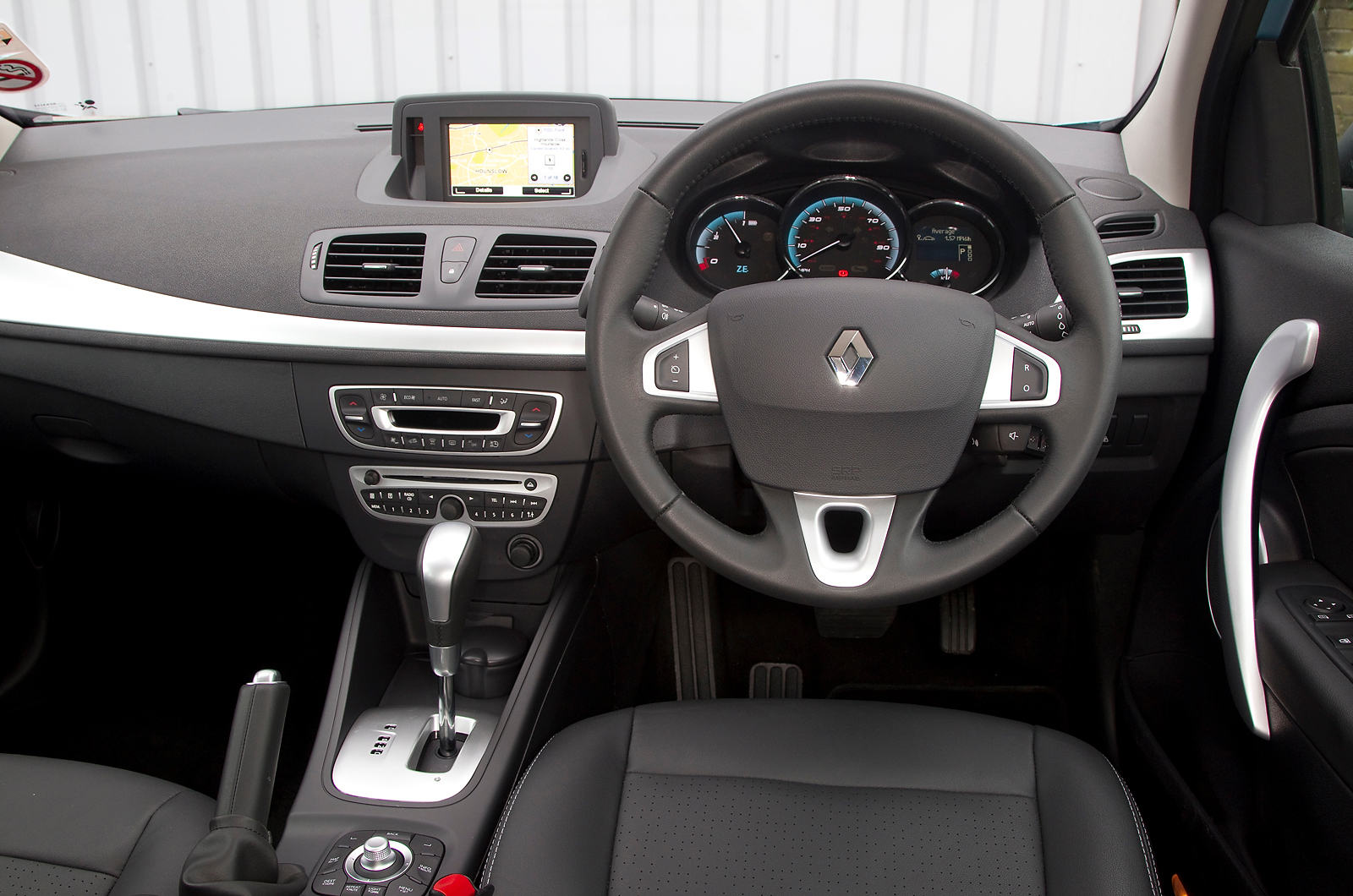 Renault Fluence Dynamique 2012: fotos, consumo, preço e ficha técnica