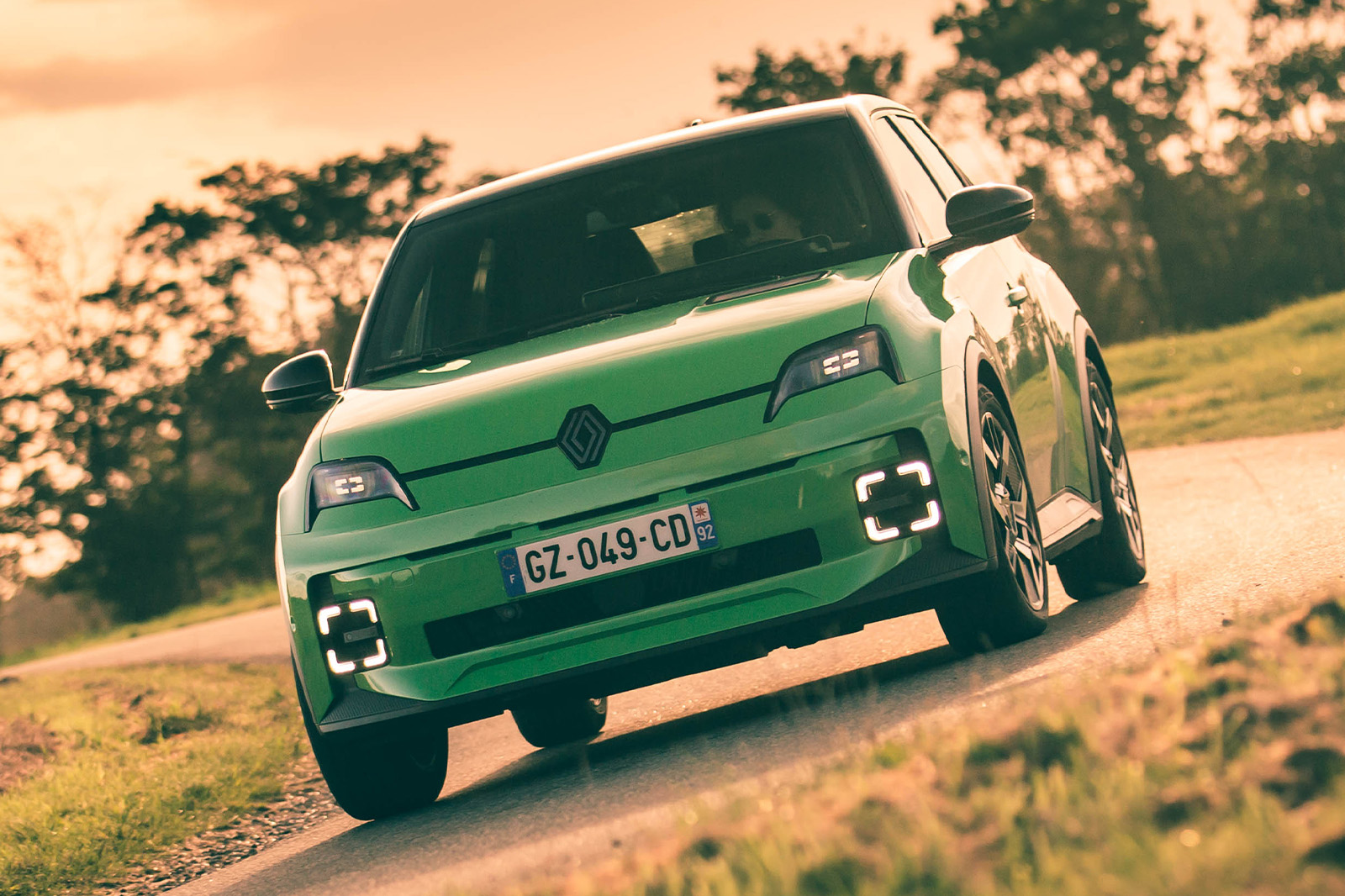 Renault 5 Critique du virage au coucher du soleil Renault 5 essai coucher de soleil en virage
