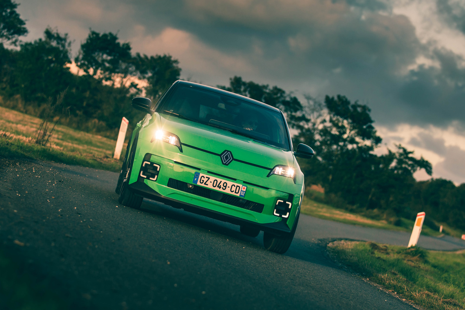Renault 5 : essai de phares avant allumés Renault 5 : avis sur l'allumage des feux avant