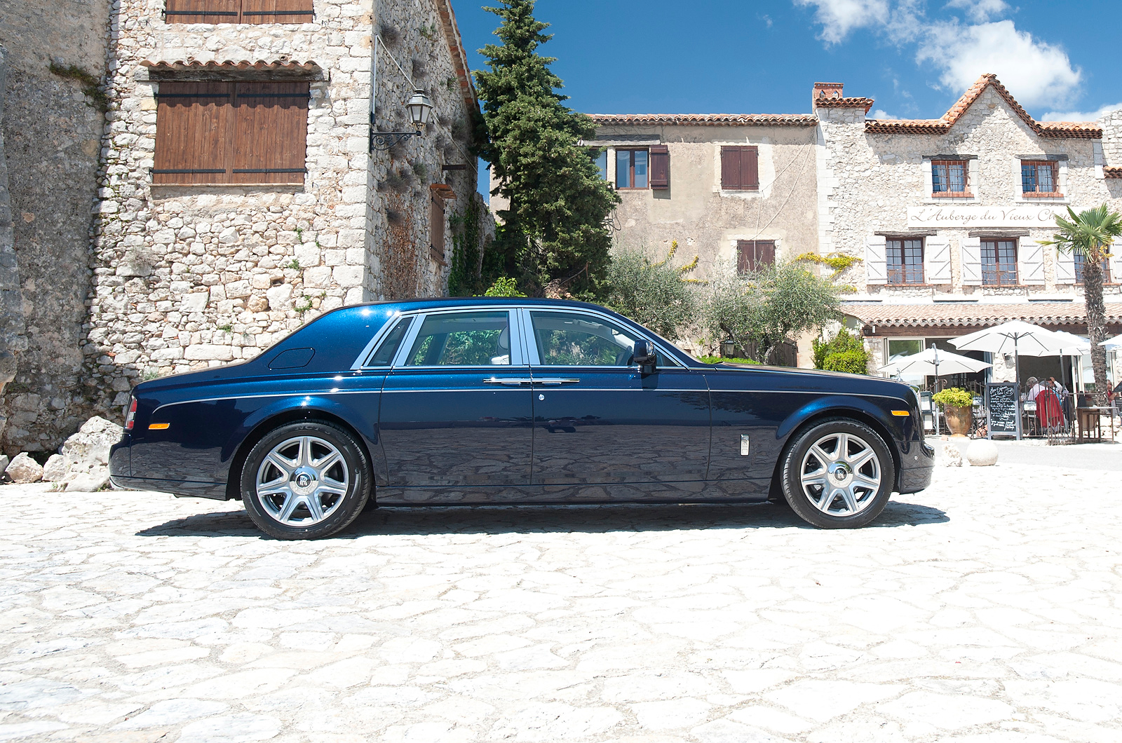 Rolls-Royce Phantom side profile