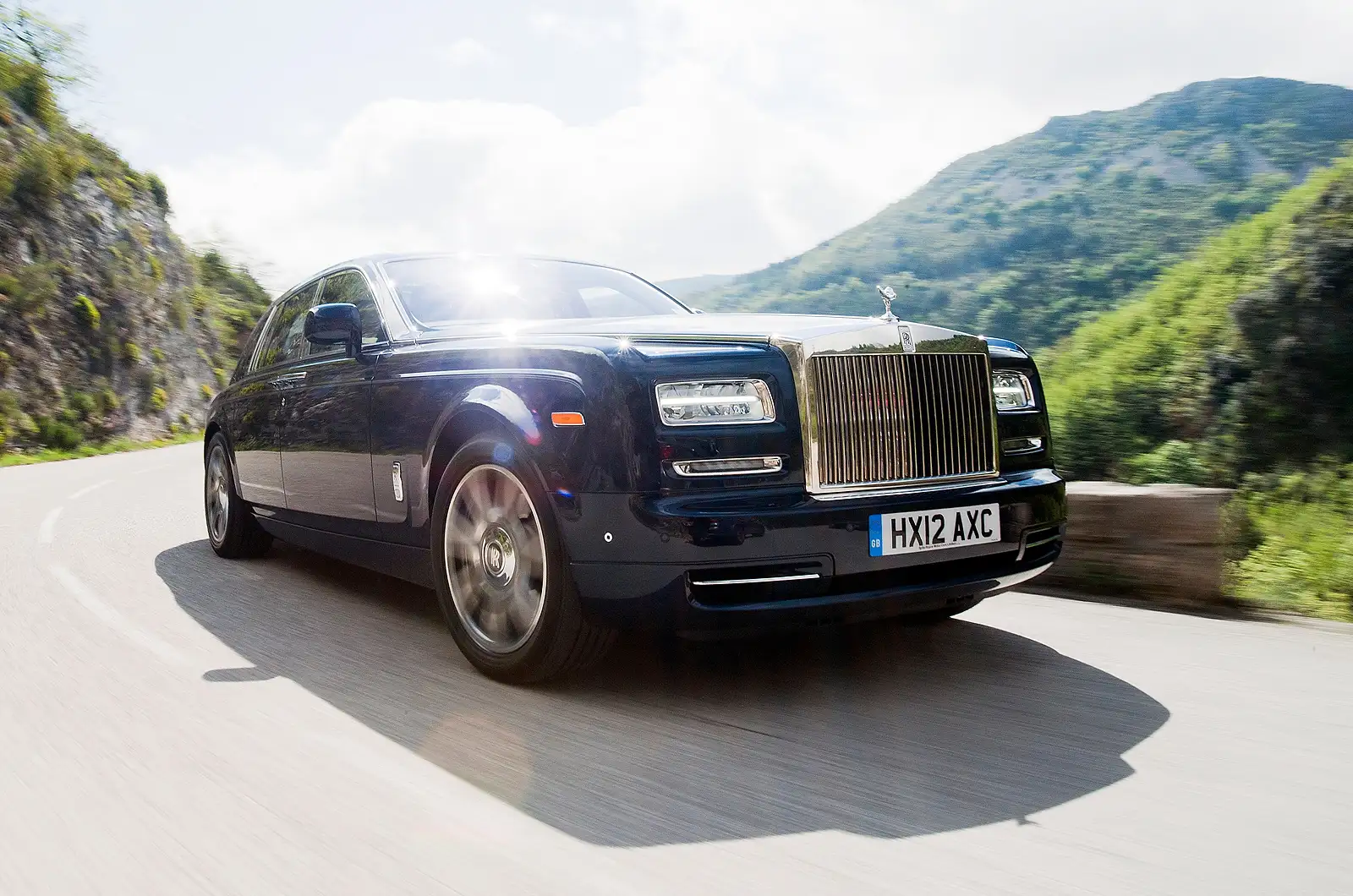 Rolls-Royce's New $300,000 Ghost Is Absolutely Loaded With Technology  [PHOTOS]