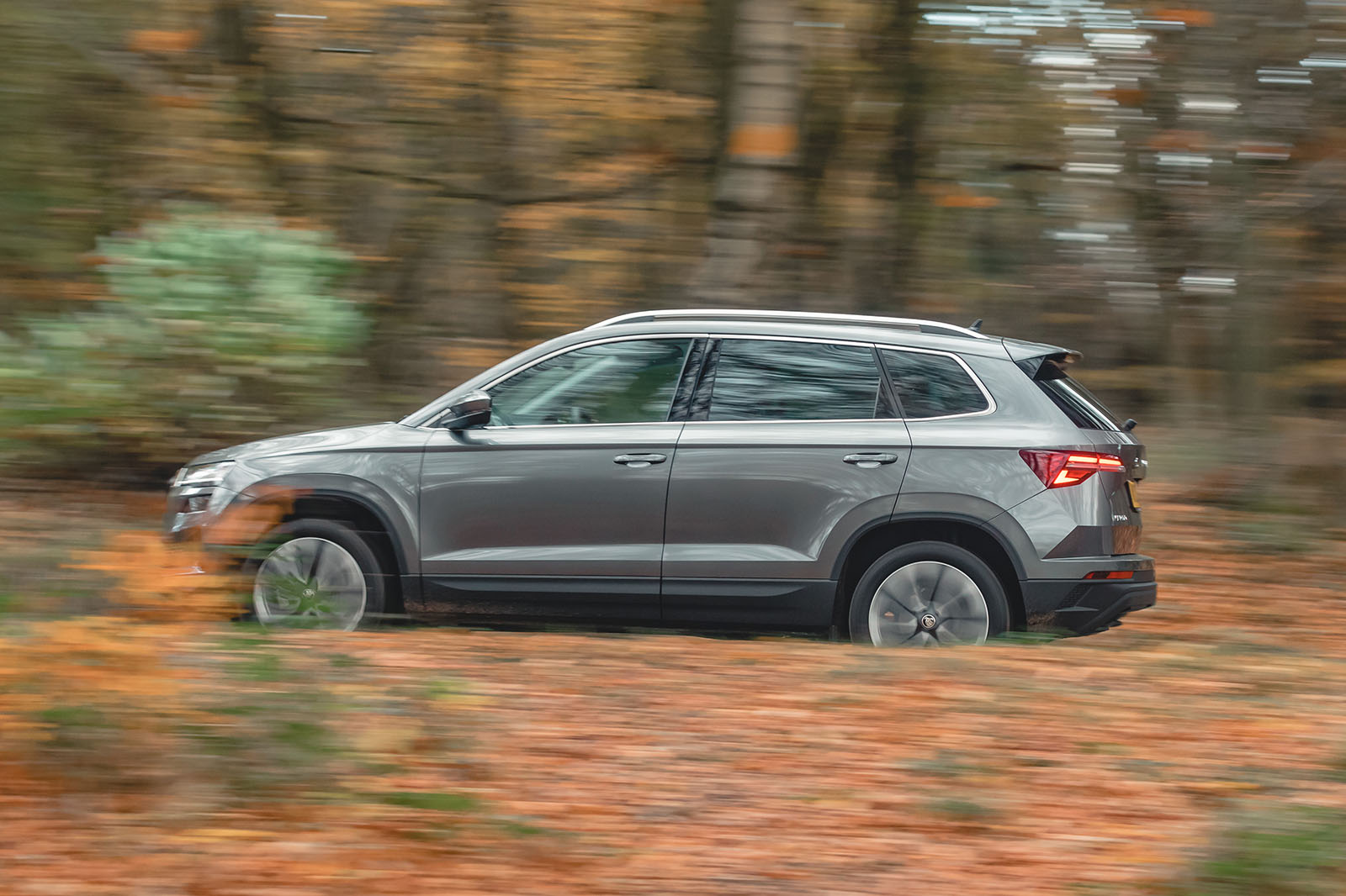 skoda karoq review 2023 02 panning side