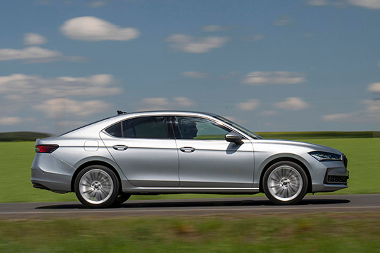 skoda superb hatch review 2024 02 side panning