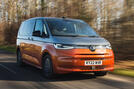 01-volkswagen-multivan-rt-2023-lead-driving taciki.ru