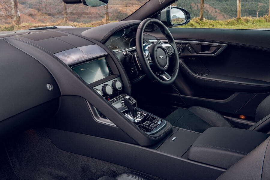 10 Jaguar f type 2020 uk fd cabin