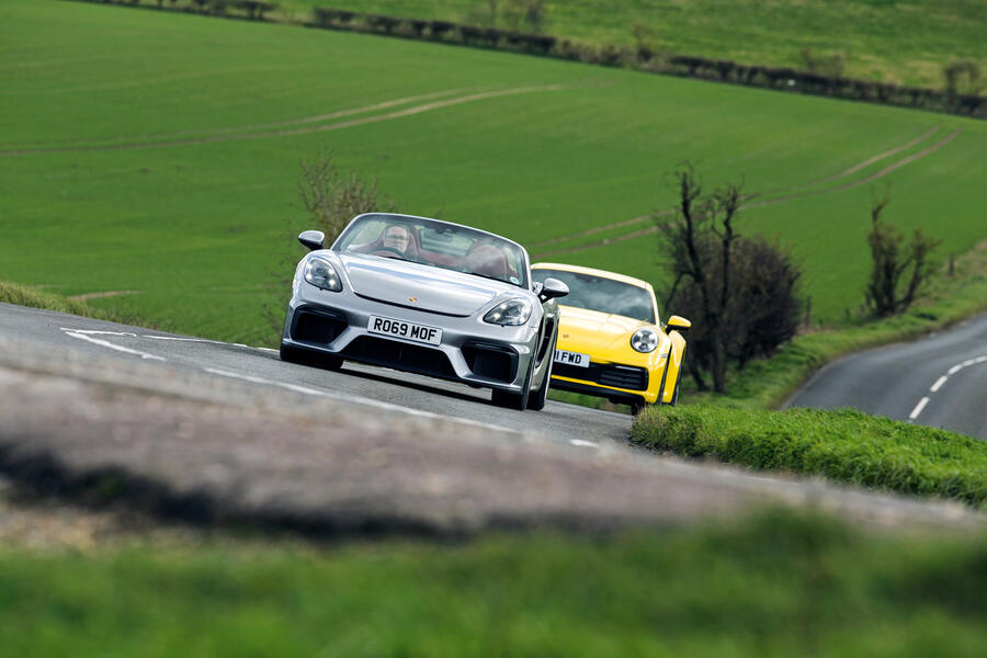 V8 vs flat-six: Jaguar F-Type R对战保时捷911