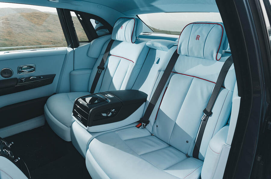 13 Rolls royce phantom s2 backseats 0