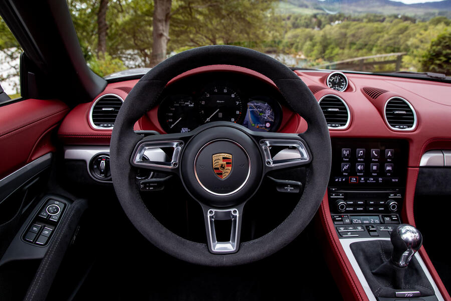 14-porsche-boxster-spyder-2019-fd-dashboard.jpg