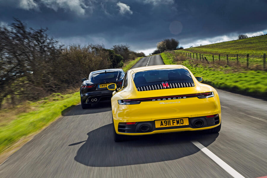 V8 vs flat-six: Jaguar F-Type R对战保时捷911