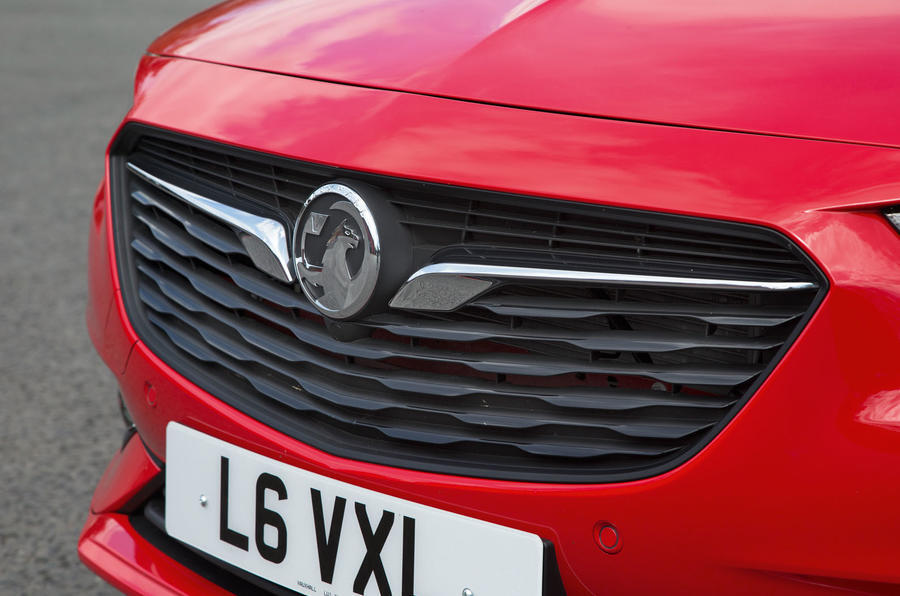 Here is the rewritten content with a single Chinese title:，Nearly new buying guide: Vauxhall Insignia Grand Sport，2017年沃克斯豪推出了Insignia Grand Sport，取代了之前的五门车型，这款车的命名让人对其抱有很高的期望，事实证明，这款车确实很出色，外观漂亮、内部空间宽敞、舒适性佳、性价比高，我们甚至将其评为第三佳的中型商务车。，自推出以来，世界发生了变化，除非是豪华