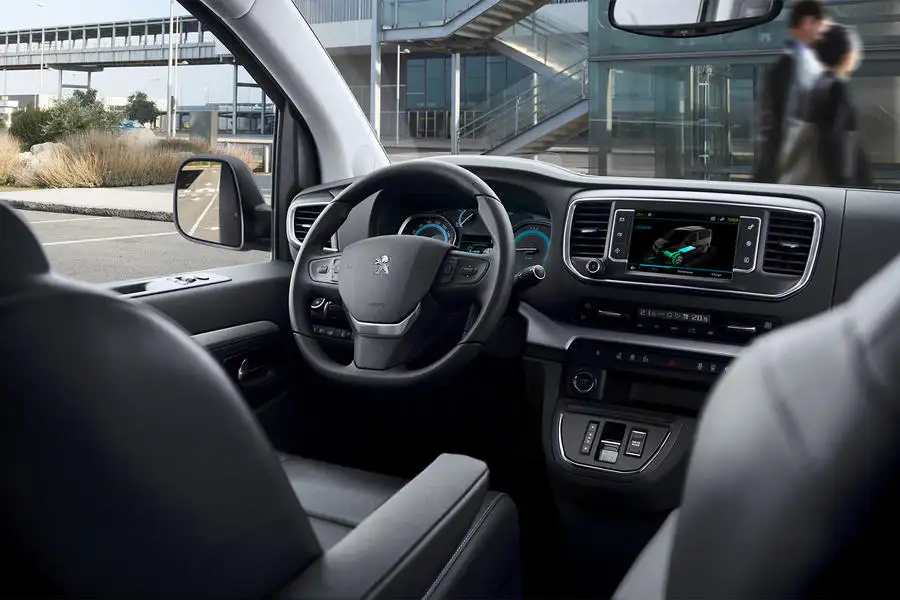 18 Peugeot e traveller 2020 interior