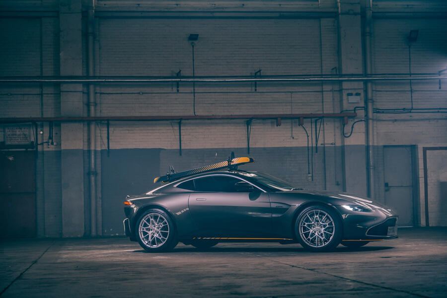 18 Aston martin vantage 007 edition