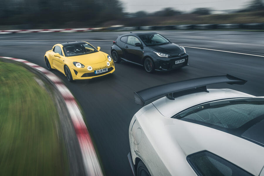 18 Luc renault alpine nissan gtr nismo toyota yaris gr 2021 0015