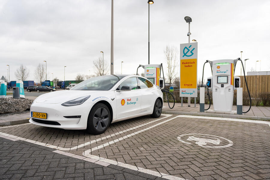 aria-label="18 shell forecourt"