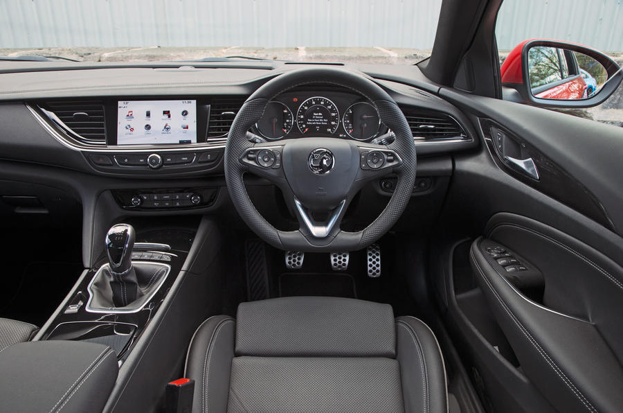 18 Vauxhall insignia grand sport dashboard 1