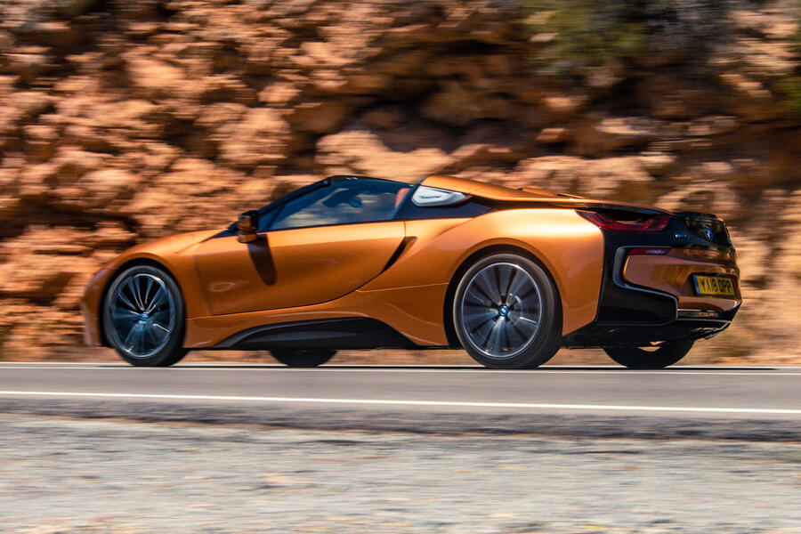 2-bmw-i8-roadster-2018-uk-fd-hero-side.j