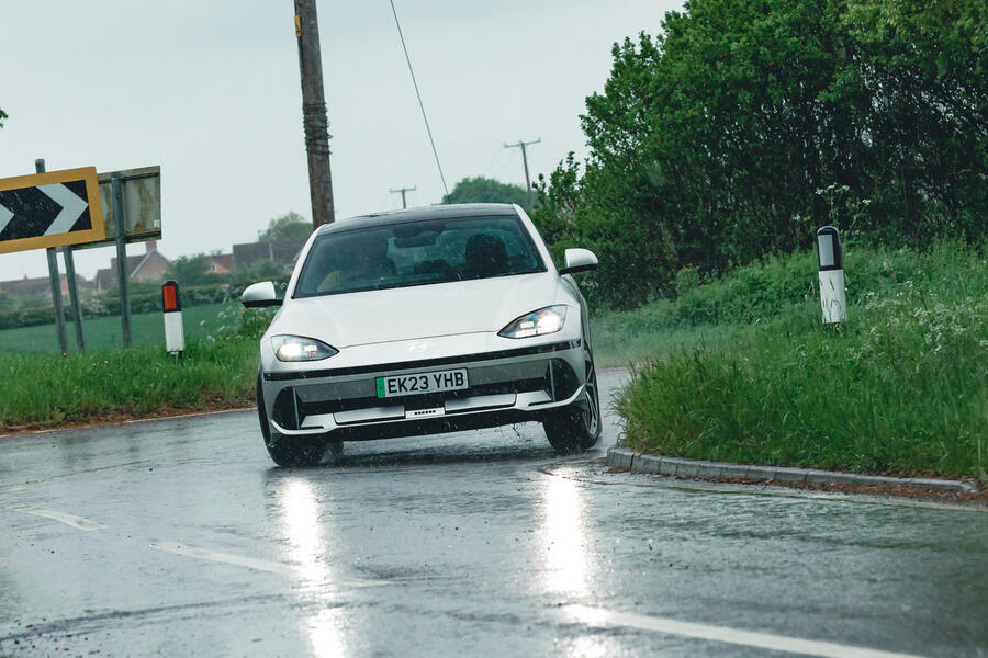 hyundai-ioniq-6-rt-2023-survirage dans les virages avant