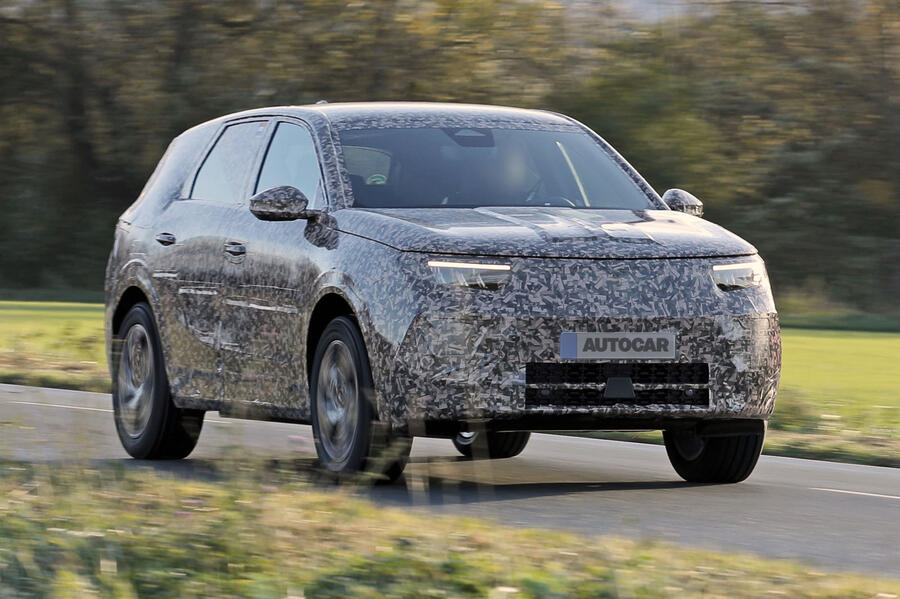 2024 Vauxhall Grandland – front quarter tracking