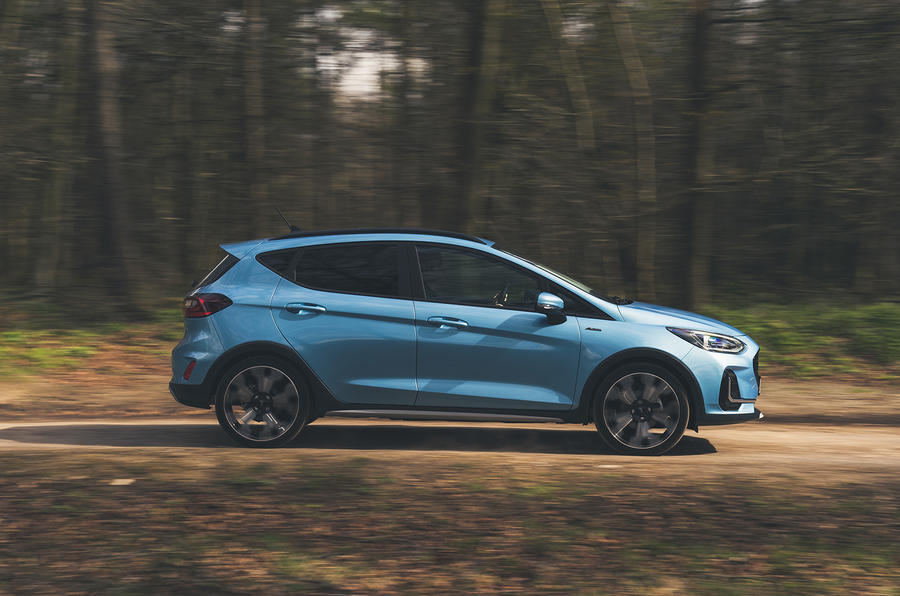 2 Ford fiesta active panning 1