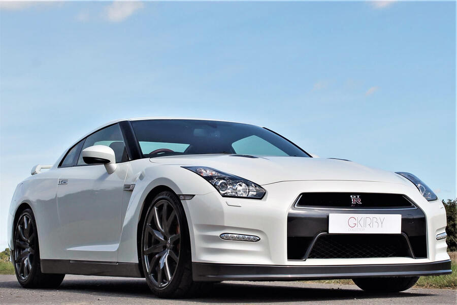 2 Nissan gt r premium edition 2013 stationary front