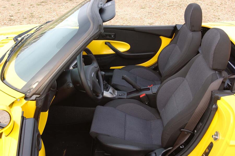 3 Fiat barchetta 2003 interior side