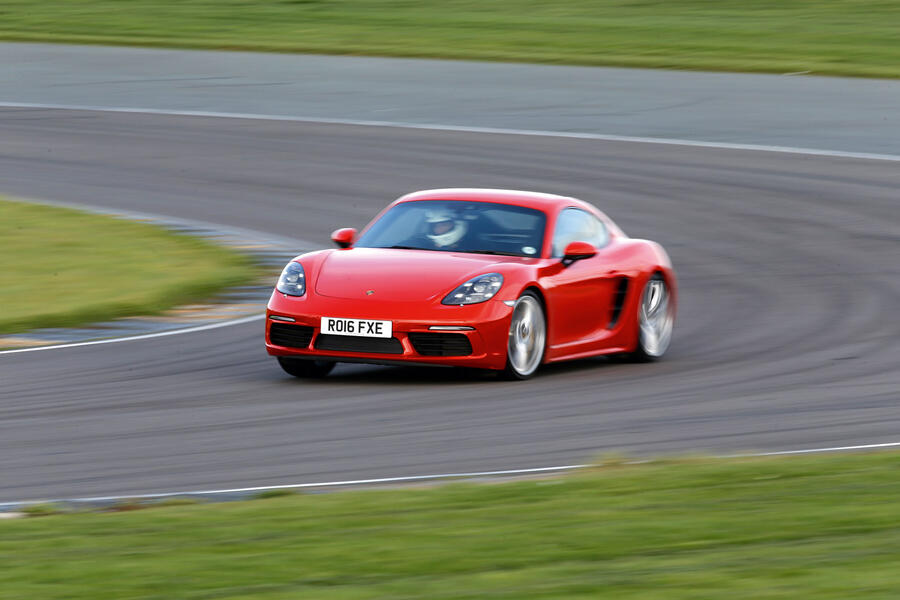 4 Porsche 718 2016 tracking front