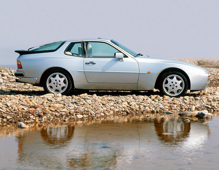 4 Porsche 944 turbo hero side