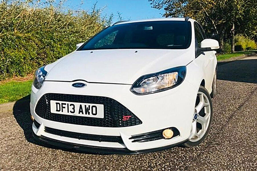 6 Ford focus st 2 estate stationary front