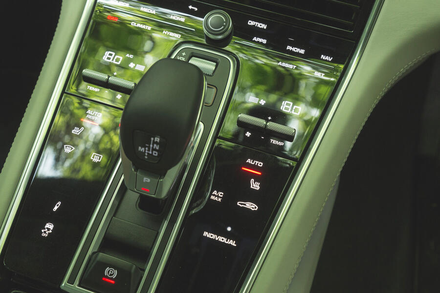82 Super estate triple test 2021 porsche centre console