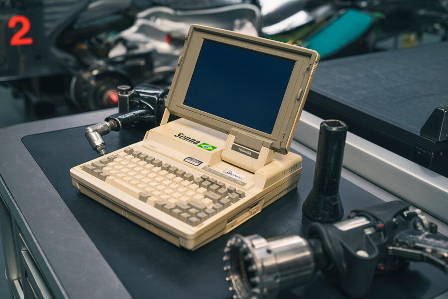 83 Mclaren heritage senna computer