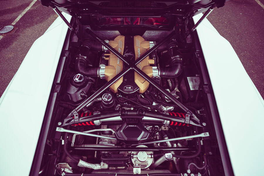 85 Lamborghini countach 2022 v12 engine